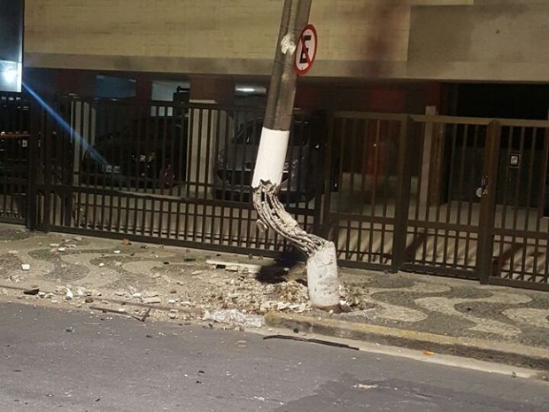 Poste de luz ficou destruído após colisão em Santos, SP (Foto: G1)