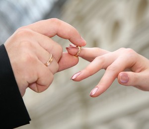 Noivas Fazem Lifting Nas Maos Para Postar Foto De Alianca Epoca Bruno Astuto