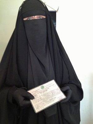 Gisele Marie com sua identidade islâmica, expedida por uma mesquita em São Paulo (Foto: Giovana Sanchez/G1)