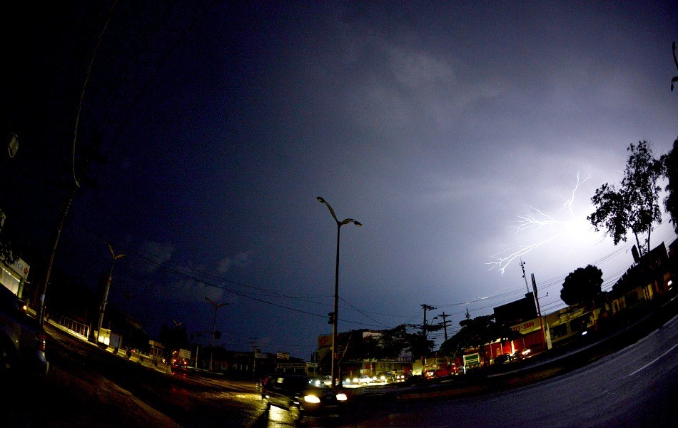 Somente os raios passaram a iluminar Manaus na noite desta terça (18) (Foto: Chico Batata)