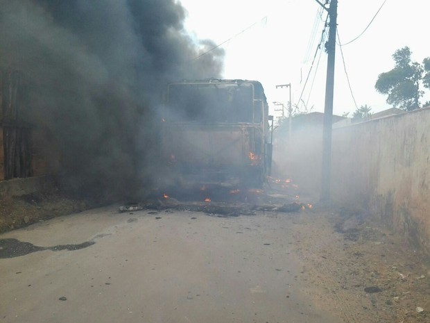 Ônibus foi incendiado no bairro Alto do Pinho (Foto: Reprodução)