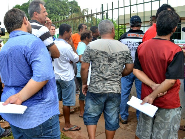 caminhoneiros aguardam liberação de senha para atendimento na Suframa do Acre (Foto: Quésia Melo/G1)