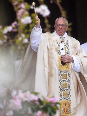 Papa Francisco dá a benção 'Urbi et Orbi' na praça São Pedro, no Vaticano, neste domingo de Páscoa (Foto: AFP PHOTO/FILIPPO MONTEFORTE )