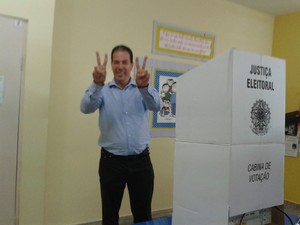 Candidato à Prefeitura de Montes Claros, Ruy Muniz (PSB), votou no Colégio Marista (Foto: Michelly Oda/G1)