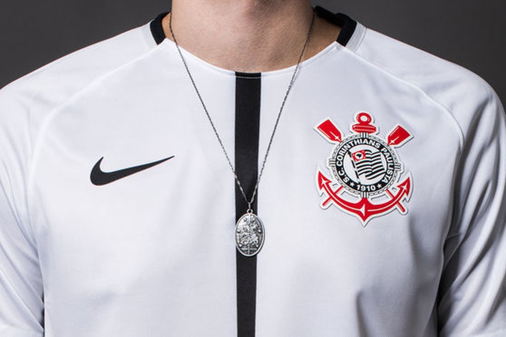 No camelô de SP já tem o 4º modelo e a possível camisa branca de 2021 do  Corinthians : r/futebol