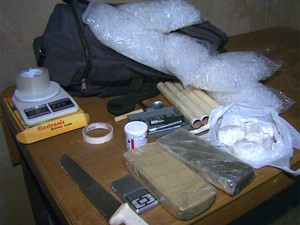 No local, policiais apreenderam cocaína, maconha e embalagens para armazenar as drogas (Foto: César Tadeu/EPTV)
