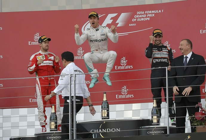 Nico Rosberg vence GP da Europa, disputado pela primeira vez nas ruas de Baku (Foto: Reuters)
