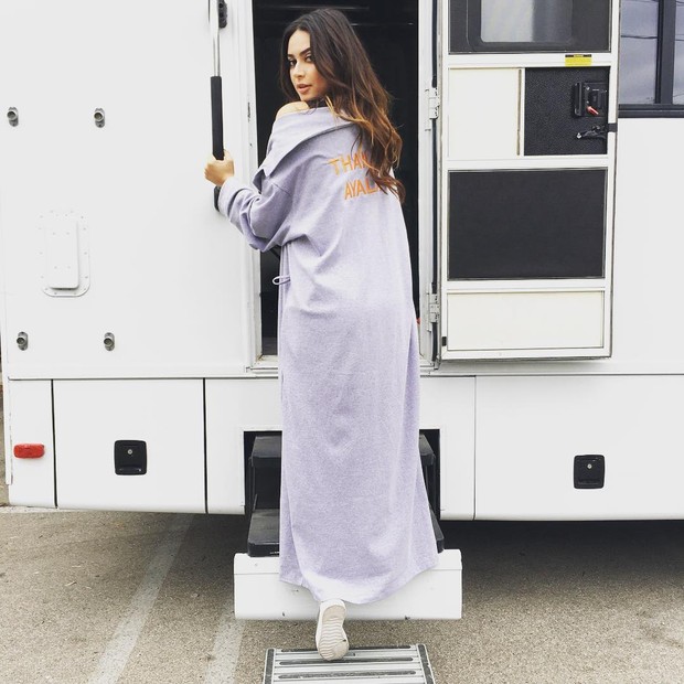 Thaila Ayala com roupão personalizado em trailer de set (Foto: Reprodução/Instagram)