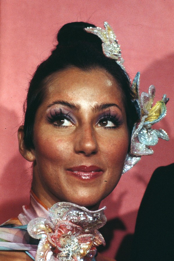 LOS ANGELES,CA - APRIL 2,1974: Actress Cher poses backstage after presenting "Best Original Dramatic Score" during the 46th Academy Awards at Dorothy Chandler Pavilion in Los Angeles,California. (Photo by Michael Montfort/Michael Ochs Archives/Getty Image (Foto: Getty Images)