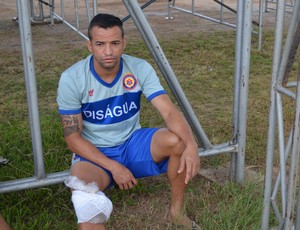 Atacante Salatiel Santos não particiou do treinamento físico do Vilhena (Foto: Dennis Weber) Atacante Salatiel Santos não particiou do treinamento físico do Vilhena (Foto: Dennis Weber)