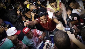 Diretores da Mocidade Alegre vibram no momento em que souberam que se tornaram tricampeões do carnaval de SP (Foto: Caio Kenji/G1)