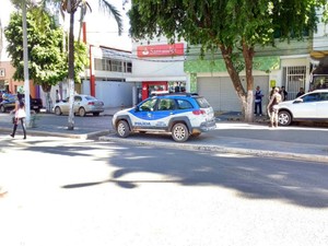Segundo polícia, mãe do funcionário estaria sendo feita de refém em outro local da cidade (Foto: Blog do Sigi Vilares)