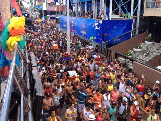 Público no Arrastão, em Salvador  (Foto: Henrique Mendes/ G1 BAhia)