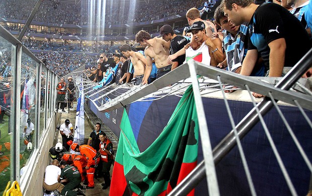 Torcida do Grêmio cai na comemoração do gol na Arena (Foto: AP)