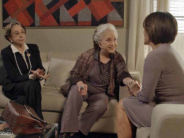 Teresa é quem dá a boa notícia para a arquiteta (Foto: TV Globo) Teresa é quem dá a boa notícia para a arquiteta (Foto: TV Globo)