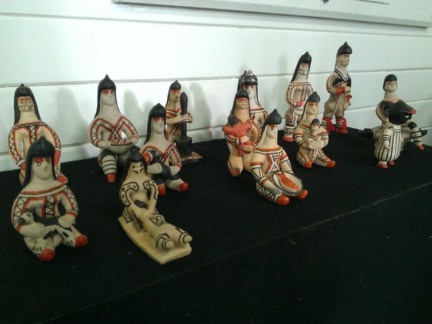 o cotidiano da etnia Karajá é representa nas bonecas Ritxoko modernas (Foto: Bernardo Gravito/G1 TO)