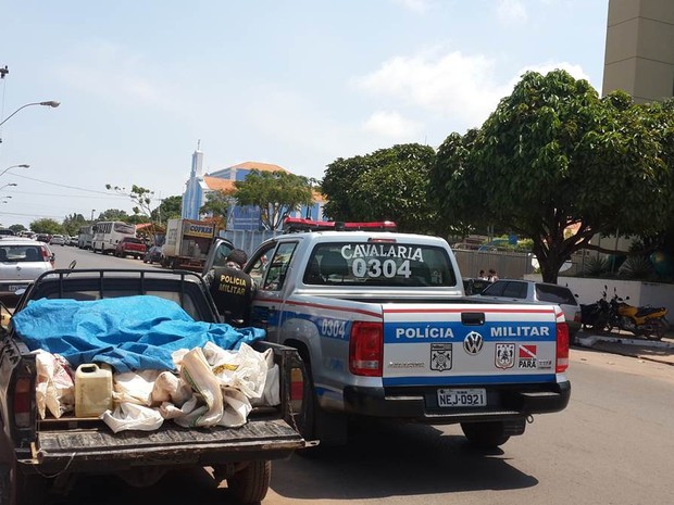 Viatura da PM estava estacionada em fila dupla. (Foto: Internauta/ VC NO G1)