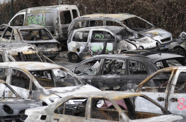 Veículos queimados armazenados em Strasbourg, na França. Na noite de Reveillon, 1.193 carros foram destruídos (Foto: Jean-Marc Loos/Reuters)