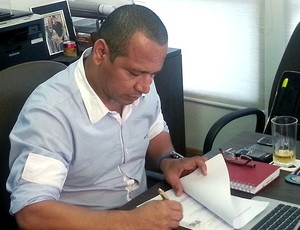 Responsável pela carreira do jogador, Neymar pai toma decisões diariamente no escritório da NR Sports (Foto: Marcelo Hazan)