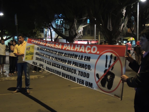 Estudantes protestaram contra a baixa qualidade do transporte público (Foto: Cristiane Oliveira)