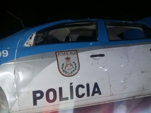 Carro da PM atingido por tiros é retirado do local do acidente  (Foto: Divulgação/ 7º BPM)