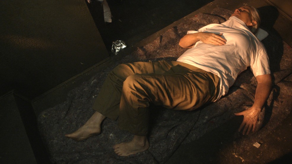 Mág é obrigada a dormir no chão, perto da privada (Foto: TV Globo)