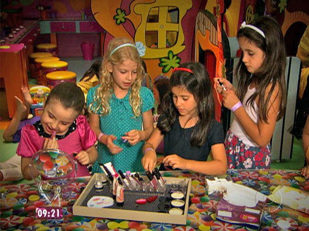 Crianças preferem maquiagens à fazer bolinhos (Foto: Mais Você / TV Globo)