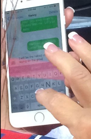 Duas irms que estavam em um jogo de beisebol nos Estados Unidos disseram ter flagrado uma mulher trocando mensagens de texto com seu suposto amante ao lado de seu marido (Foto: Reproduo/ Twitter/LUV2BCH_)