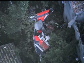 Detalhe dos destroços do helicóptero que caiu sobre um imóvel na Grande São Paulo. Segundo os bombeiros quatro pessoas morreram no acidente (Foto: Reprodução/GloboNews)
