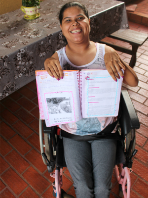 Ingrid mostra caderno da escola e diz que quer fazer faculdade de agronomia (Foto: Gabriela Pavão/ G1 MS)