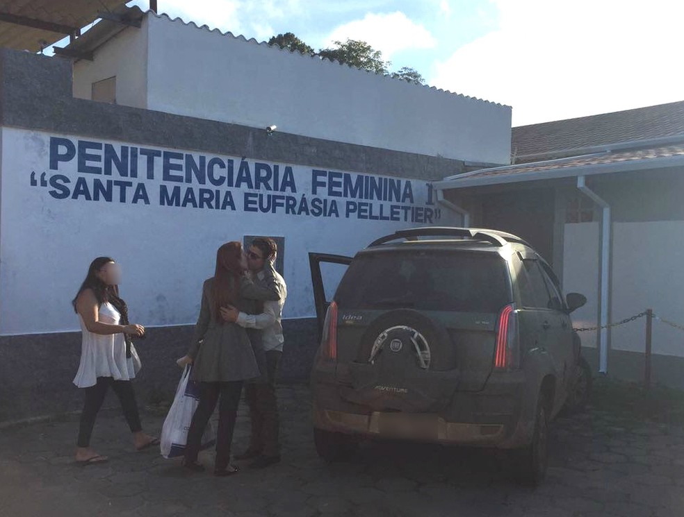 Suzane Von Richthofen com namorado em Tremembé (Foto: Camilla Motta/G1)