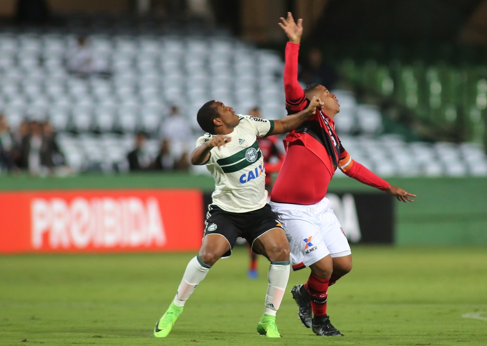 Coritiba promoveu estreia de Tomas Bastos para vencer o Atlético-GO no Couto Pereira (Foto: Giuliano Gomes/Agência PR PRESS)