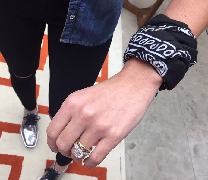Patrícia Poeta enrolou a bandana no braço e a transformou em uma pulseira (Foto: Gsbi Freitas / Gshow) Patrícia Poeta enrolou a bandana no braço e a transformou em uma pulseira (Foto: Gsbi Freitas / Gshow)