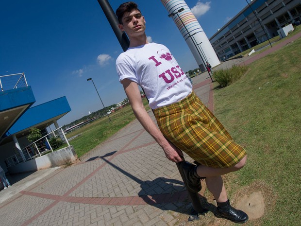 Vítor Pereira posa com a saia que usa nas aulas e a camiseta do curso de moda da USP Leste (Foto: Flávio Moraes/G1)