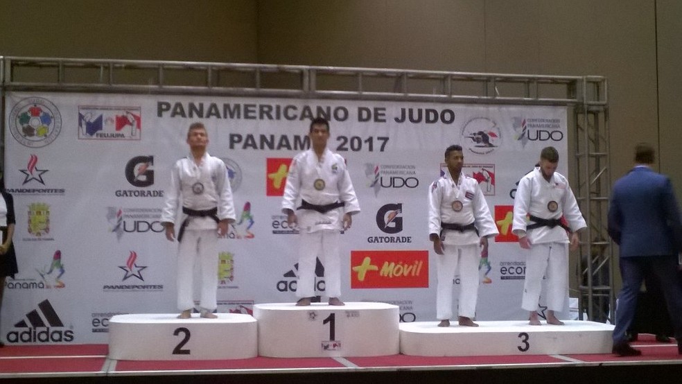 Eric recebe a medalha de ouro na categoria até 60kg (Foto: Divulgação)