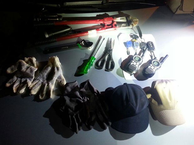 Máscaras, alicates, rádios e chaves de carro apreendidas com quadrilha (Foto: Polícia Militar/Reprodução)