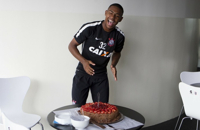 Malcom completa 18 anos e ganha festa de aniversário no Corinthians
