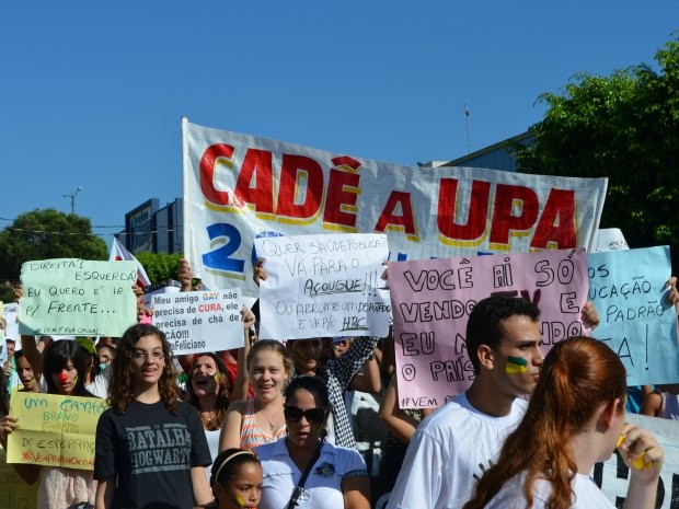 Manifestantes cobram conclusão de obras públicas atrasadas, em Cacoal (Foto: Paula Casagrande/G1)
