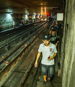 Usuários do Metrô de SP acionam emergência e andam pela linha (Danilo Verpa/Folhapress)