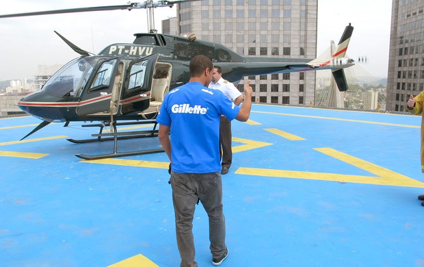 Lucas do São Paulo no helicóptero (Foto: Sergio Gandolphi / Globoesporte.com)