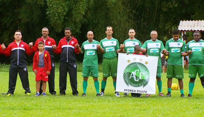 Time amador homenageia a Chapecoense no interior de MG (Foto: Reprodução/ EPTV) Time amador homenageia a Chapecoense no interior de MG (Foto: Reprodução/ EPTV)