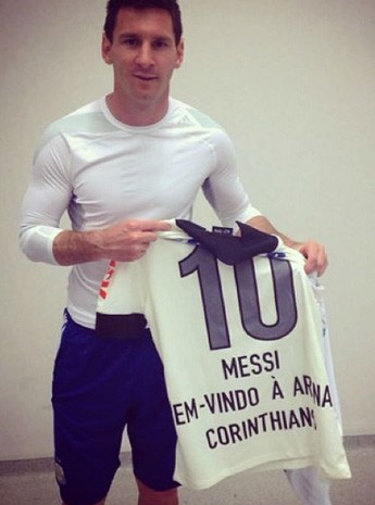 Messi ganha camisa do Corinthians