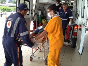 Homem foi levado por equipe do Samu para o Hospital de Emergência e Trauma de João Pessoa  (Foto: Walter Paparazzo/G1)