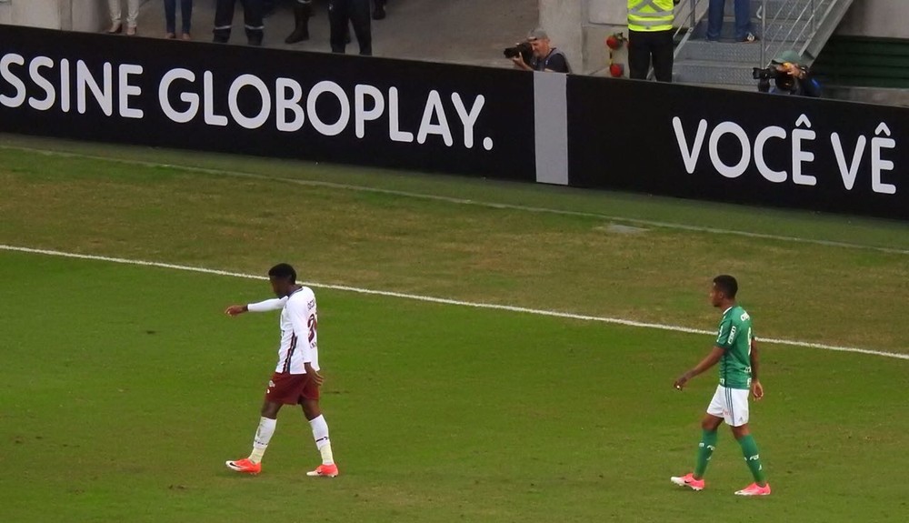 Análise: Palmeiras reencontra o caminho pelas beiradas, onde também sofre