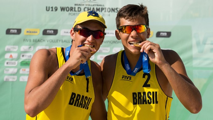 George Wanderley e Arthur Lanci vencem no Campeonato Mundial de Vôlei de Praia sub-19 (Foto: Divulgação/FIVB)