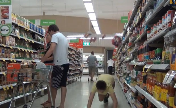  Adrian Van Oyen foi proibido de entrar em várias lojas e supermercados da Austrália (Foto: Reprodução/YouTube/AdrianVanOyen)