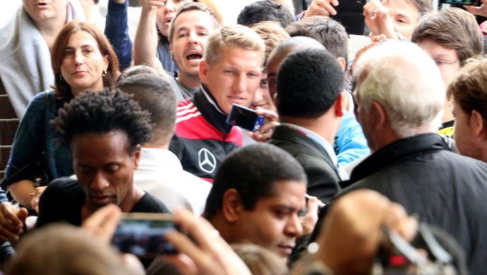 Schweinsteiger gera euforia na chegada ao hotel com Zé Roberto (Foto: Diego Guichard/GloboEsporte.com)
