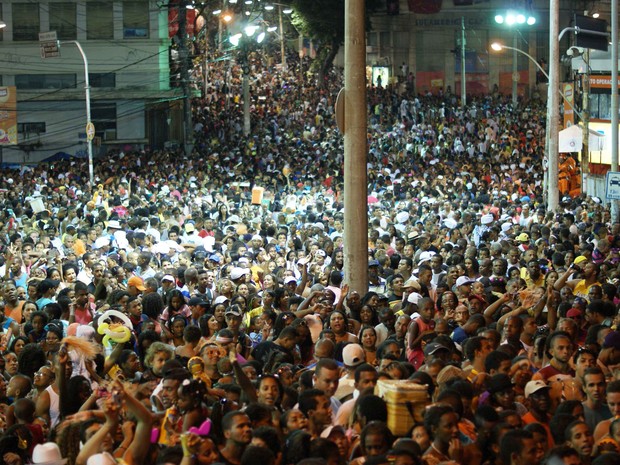 Praça Castro Alves lotada em show da cantora Nara Costa (Foto: Egi Santana)