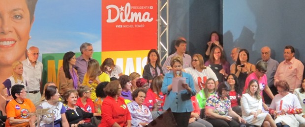 Dilma em encontro com mulheres no Sindicato dos Bancários de SP (Foto: Letícia Macedo / G1 SP)