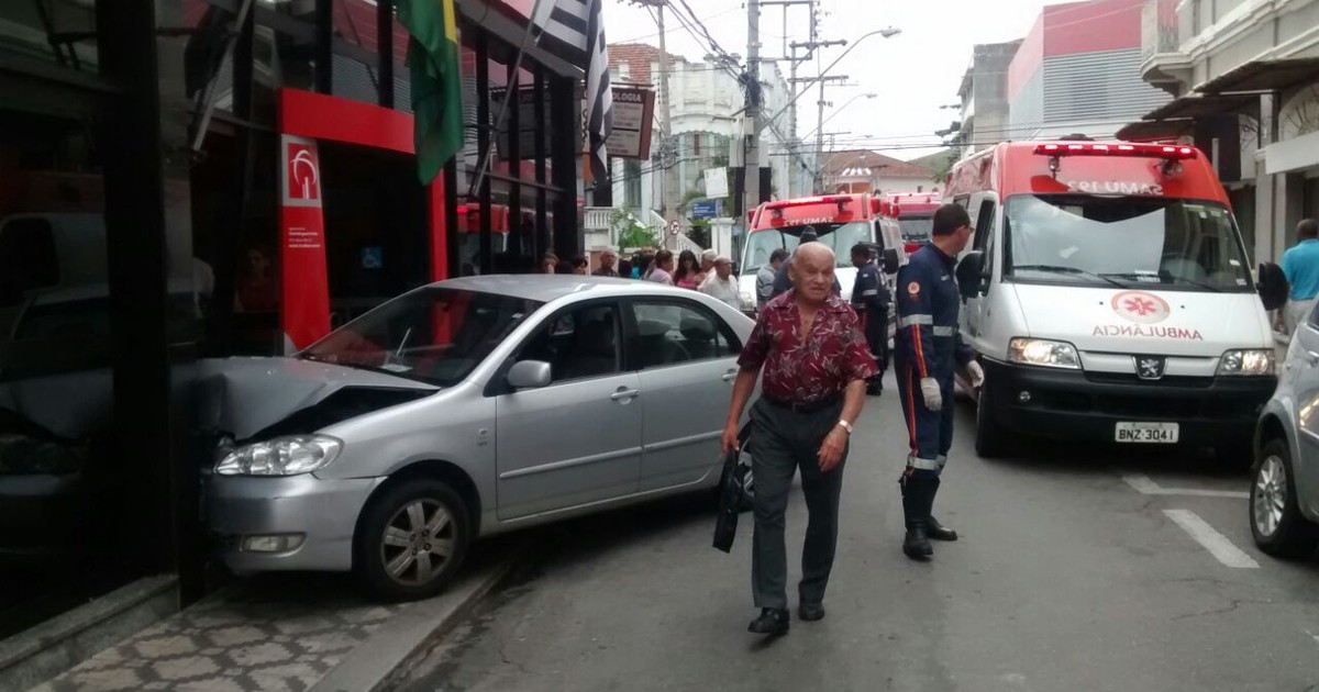 G Motorista Perde Controle Da Dire O E Carro Invade Banco Em Guar